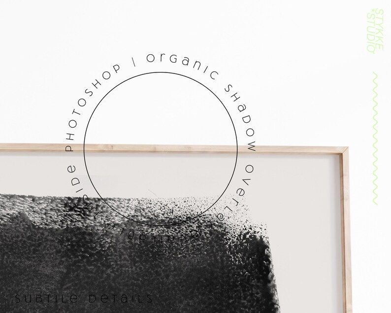 Puede incluir: Una impresi&oacute;n de arte abstracto en blanco y negro en un marco de madera. La impresi&oacute;n presenta una gran forma negra con una superficie texturizada. El marco est&aacute; en una pared blanca con el texto "side PHOTOSHOP | organic SHADOW over" en un c&iacute;rculo.