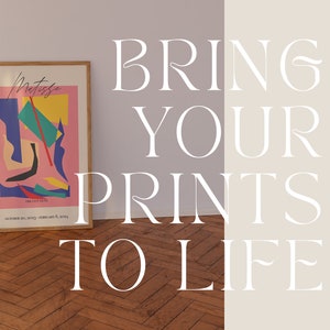 Puede incluir: Una impresi&oacute;n enmarcada con un dise&ntilde;o abstracto geom&eacute;trico en rosa, amarillo, azul y verde. La impresi&oacute;n se titula "Matisse" e incluye el texto "The Cut-Outs" y "October 20, 2015 - February 15, 2024". La impresi&oacute;n est&aacute; sobre un suelo de madera con el texto "BRING YOUR PRINTS TO LIFE" en blanco sobre un fondo beige claro.