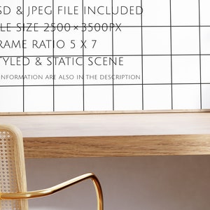 Puede incluir: Un escritorio de madera con una silla de mimbre delante. El escritorio es de madera clara y tiene un acabado natural. La silla es de mimbre tejido y tiene un marco de metal dorado. El escritorio est&aacute; colocado contra una pared de azulejos blancos. El texto en la pared dice "* PSD & JPEG FILE INCLUDED * FILE SIZE 2500&times;3500PX * FRAME RATIO 5 X 7 * STYLED & STATIC SCENE * ALL INFORMATION ARE ALSO IN THE DESCRIPTION"