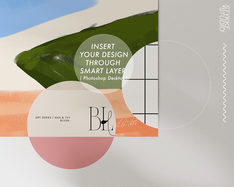 K&ouml;nnte beinhalten: Abstrakter digitaler Kunstdruck mit gr&uuml;nen, orangen und rosafarbenen Formen. Der Text "INSERT YOUR DESIGN THROUGH SMART LAYER (Photoshop Desktop)" ist sichtbar. Der Text "ART SERIES / ANA & YVY BLUSH." ist ebenfalls sichtbar. Der Text "BL" ist in der linken unteren Ecke sichtbar. Der Text "STYKKE STUDIO" ist in der rechten oberen Ecke sichtbar.