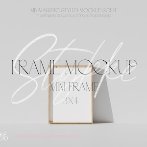 Puede incluir: Una escena de maqueta minimalista y sencilla con un marco de madera y un paspartú blanco. El marco mide 3x4 pulgadas y está colocado sobre una superficie blanca. El texto "FRAME MOCKUP" y "MINI FRAME" está escrito en negro sobre el marco.