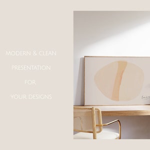Puede incluir: Una maqueta de presentaci&oacute;n moderna y limpia con una impresi&oacute;n de arte abstracto enmarcada en tonos melocot&oacute;n y beige. La impresi&oacute;n est&aacute; colgada en una pared sobre un escritorio de madera con una silla de mimbre. El texto "Lovebird" es visible en la esquina inferior derecha de la impresi&oacute;n.