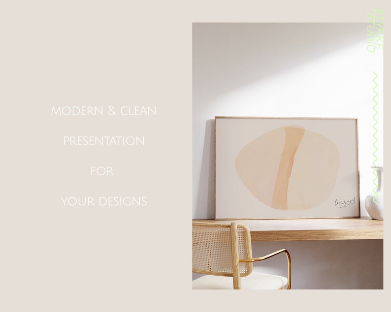 Puede incluir: Una maqueta de presentaci&oacute;n moderna y limpia con una impresi&oacute;n de arte abstracto enmarcada en tonos melocot&oacute;n y beige. La impresi&oacute;n est&aacute; colgada en una pared sobre un escritorio de madera con una silla de mimbre. El texto "Lovebird" es visible en la esquina inferior derecha de la impresi&oacute;n.