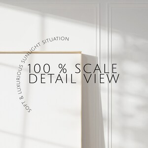 Pu&ograve; includere: Un mockup di un'immagine incorniciata bianca con un'ombra proiettata su un muro bianco. Il testo "Soft & Luxurious Sunlight Situation 100% Scale Detail View" &egrave; scritto in un cerchio attorno alla cornice.