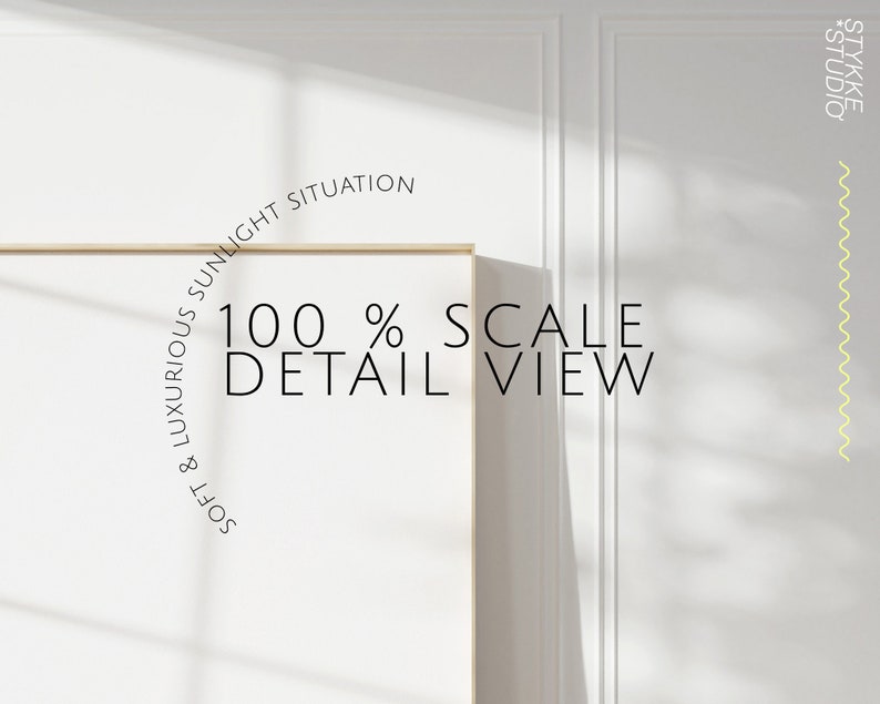 Pu&ograve; includere: Un mockup di un'immagine incorniciata bianca con un'ombra proiettata su un muro bianco. Il testo "Soft & Luxurious Sunlight Situation 100% Scale Detail View" &egrave; scritto in un cerchio attorno alla cornice.