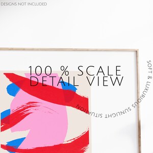 Puede incluir: Una vista cercana de una impresi&oacute;n de arte abstracto enmarcada con un fondo beige y pinceladas coloridas en rosa, rojo y azul. El texto "100% SCALE DETAIL VIEW" est&aacute; impreso en negro en la parte superior de la impresi&oacute;n.
