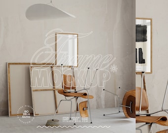 Può includere: Una scena di mockup con una cornice in legno con sfondo bianco. La cornice è appoggiata a un muro con una texture marrone chiaro. Ci sono diverse sedie in legno nella scena, alcune delle quali sono capovolte. Il testo "Frame Mockup" è scritto in bianco su sfondo nero.