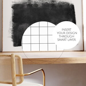 Puede incluir: Una impresi&oacute;n de arte abstracto en blanco y negro enmarcada con una superposici&oacute;n de cuadr&iacute;cula. El texto "INSERT YOUR DESIGN THROUGH SMART LAYER" est&aacute; escrito en un c&iacute;rculo blanco.