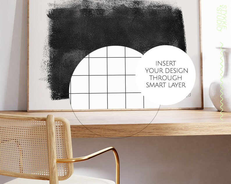 Puede incluir: Una impresi&oacute;n de arte abstracto en blanco y negro enmarcada con una superposici&oacute;n de cuadr&iacute;cula. El texto "INSERT YOUR DESIGN THROUGH SMART LAYER" est&aacute; escrito en un c&iacute;rculo blanco.