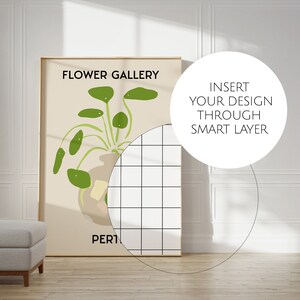 Pu&ograve; includere: Un poster beige con il testo "FLOWER GALLERY" e un'illustrazione di una pianta verde. Il poster &egrave; incorniciato e appeso a una parete bianca. Il testo "INSERT YOUR DESIGN THROUGH SMART LAYER" &egrave; scritto in un cerchio bianco sul lato destro dell'immagine.