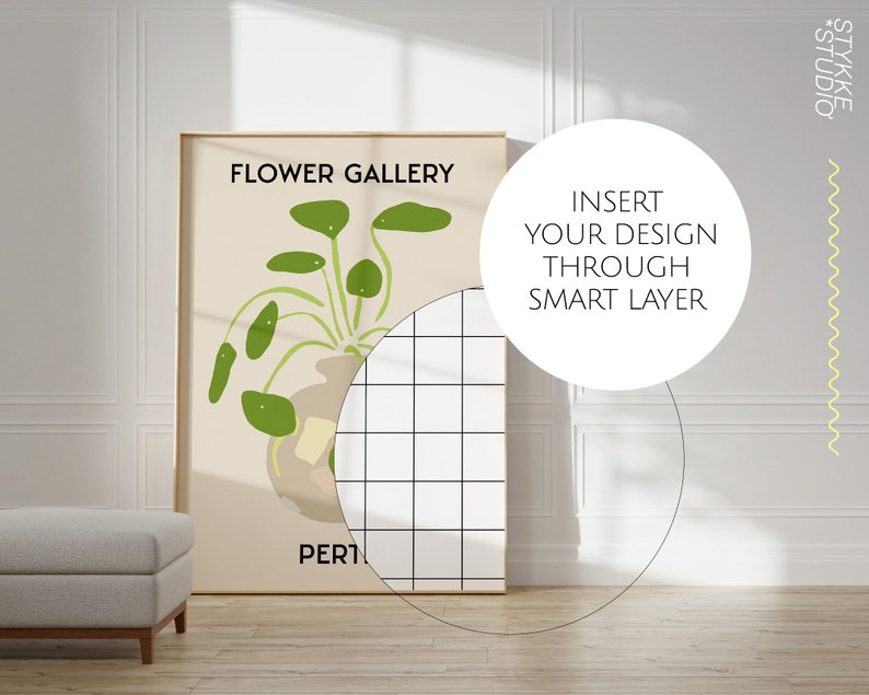 Pu&ograve; includere: Un poster beige con il testo "FLOWER GALLERY" e un'illustrazione di una pianta verde. Il poster &egrave; incorniciato e appeso a una parete bianca. Il testo "INSERT YOUR DESIGN THROUGH SMART LAYER" &egrave; scritto in un cerchio bianco sul lato destro dell'immagine.