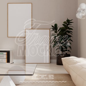 Op de afbeelding: Een woonkamer interieur ontwerp mockup met twee ingelijste posters, een kamerplant, een bank en een glazen salontafel. De posters zijn leeg en klaar voor uw ontwerp.