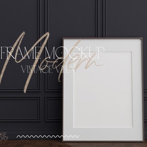 mockup de moldura, mockup de pôster, mockup de moldura vertical, mockup de parede escura, mockup moderno de meados do século, mockup de moldura grande, mockup de parede clássico