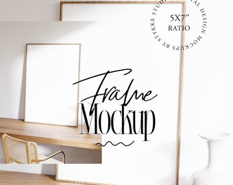 Può includere: Un mockup con due cornici rettangolari in legno con interni bianchi, una appoggiata a un muro e l'altra in piedi. Il testo "Frame Mockup" è visualizzato in un carattere elegante. L'immagine include anche il testo "5x7" Ratio".