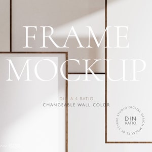 Puede incluir: Una maqueta con marcos blancos con bordes de madera marrón oscuro, sobre un fondo neutro. El texto "FRAME MOCKUP" se muestra en una fuente limpia sin serifa. El texto también incluye "DIN A 4 RATIO" y "CHANGEABLE WALL COLOR".