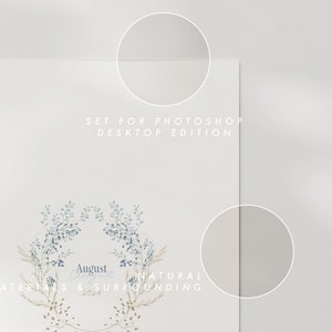 K&ouml;nnte beinhalten: Eine wei&szlig;e Karte mit dem Text "SET FOR PHOTOSHOP DESKTOP EDITION" und einem Blumenkranz mit dem Text "August 2024" und den Worten "NATURAL MATERIALS & SURROUNDING".