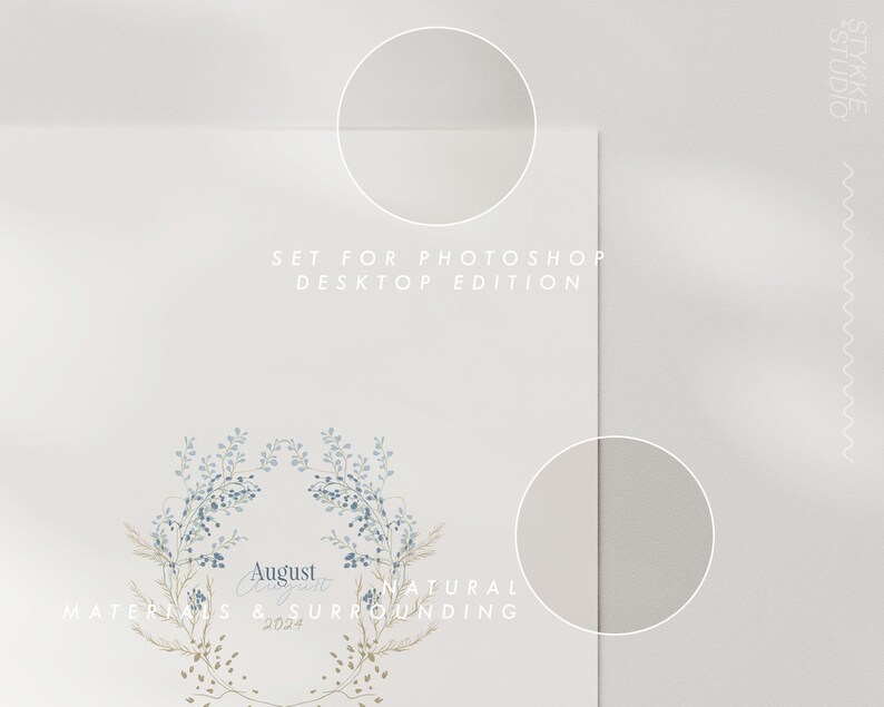 K&ouml;nnte beinhalten: Eine wei&szlig;e Karte mit dem Text "SET FOR PHOTOSHOP DESKTOP EDITION" und einem Blumenkranz mit dem Text "August 2024" und den Worten "NATURAL MATERIALS & SURROUNDING".