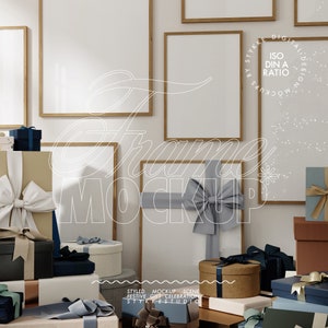 Puede incluir: Una escena de maqueta estilizada que presenta una colección de regalos envueltos con varios colores y texturas. Los regalos están dispuestos en una pila, con algunos apilados uno encima del otro. También hay varios marcos de fotos vacíos en el fondo, que son perfectos para mostrar fotos u obras de arte. La escena está ambientada contra una pared blanca, y el efecto general es de alegría festiva.