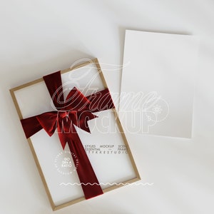 Geschenkrahmen Mockup DIN A Geschenkkarte Mockup Schleifenband Rahmen Mockup vertikal gewickelt, klassische Weihnachtsrahmen Mockup digitale Karte