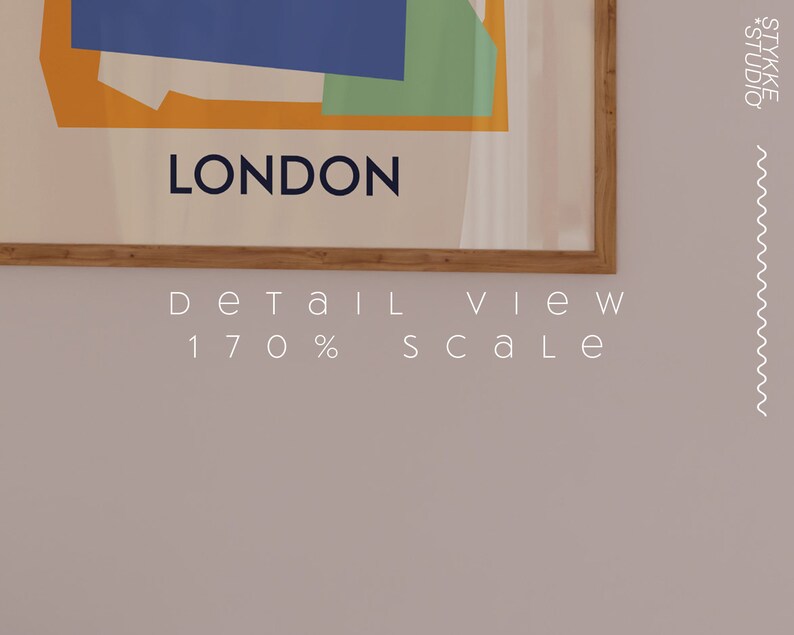Puede incluir: Un estampado art&iacute;stico enmarcado con un dise&ntilde;o abstracto con formas azules, verdes y naranjas. La palabra "LONDON" est&aacute; impresa en azul marino debajo de la obra de arte. El marco es de madera clara. El texto "DETAIL VIEW 170% SCALE" est&aacute; impreso debajo.