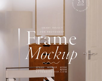 Op de afbeelding: Een houten frame mockup met een witte achtergrond, een houten dressoir en twee witte stoelen. De tekst "Frame Mockup" is in wit op een zwarte achtergrond geschreven. De tekst "Styled Mockup Scene Emma's Room Stykkestudio.com" is in zwart op een witte achtergrond geschreven.