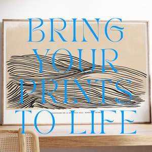 Puede incluir: Una impresi&oacute;n enmarcada con un dise&ntilde;o abstracto en blanco y negro de l&iacute;neas onduladas. La impresi&oacute;n tiene el texto "BRING YOUR PRINTS TO LIFE" en letras azules. La impresi&oacute;n est&aacute; sobre una mesa de madera con una silla.