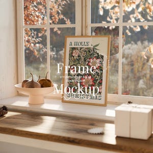 Vertikales Rahmenmockup vor dem Bauernhausfenster, Interieur mit Vintage-Mockups Holzdekor-Kürbis für das Herbst-Cottage-Core-Design-Poster