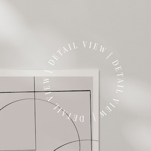 K&ouml;nnte beinhalten: Ein minimalistisches geometrisches Design mit schwarzen Linien auf einem hellgrauen Hintergrund. Das Design zeigt ein Quadrat, einen Kreis und einen Halbkreis. Der Text "DETAIL VIEW | DETAIL VIEW" ist in einem Kreisbogen um das Design geschrieben.