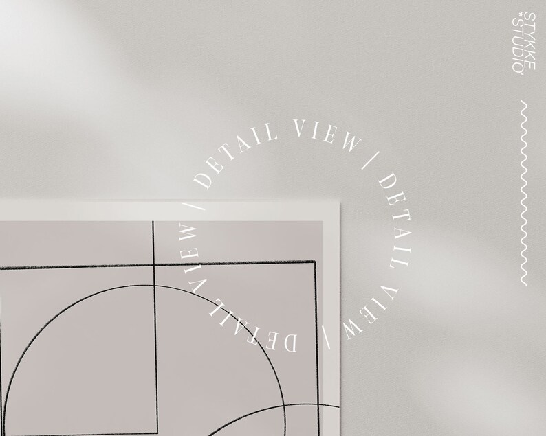 K&ouml;nnte beinhalten: Ein minimalistisches geometrisches Design mit schwarzen Linien auf einem hellgrauen Hintergrund. Das Design zeigt ein Quadrat, einen Kreis und einen Halbkreis. Der Text "DETAIL VIEW | DETAIL VIEW" ist in einem Kreisbogen um das Design geschrieben.