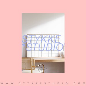 Puede incluir: Un escritorio de madera clara con una pared blanca detr&aacute;s. Un marco de imagen enrejillado con el texto "STYKKE STUDIO" en azul claro est&aacute; colgado en la pared. Una silla de mimbre est&aacute; delante del escritorio.