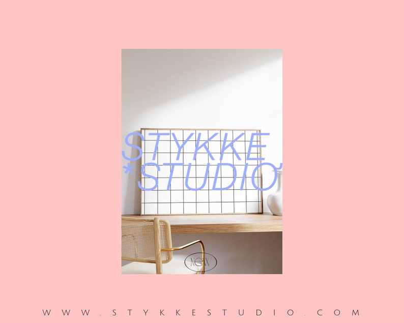 Puede incluir: Un escritorio de madera clara con una pared blanca detr&aacute;s. Un marco de imagen enrejillado con el texto "STYKKE STUDIO" en azul claro est&aacute; colgado en la pared. Una silla de mimbre est&aacute; delante del escritorio.