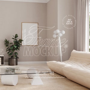 Może przedstawiać: Biała sofa z szklanym stolikiem kawowym i doniczką z rośliną w salonie. Na ścianie znajduje się makietka obrazu w ramie. Na obrazie nałożony jest tekst "Frame Mockup".