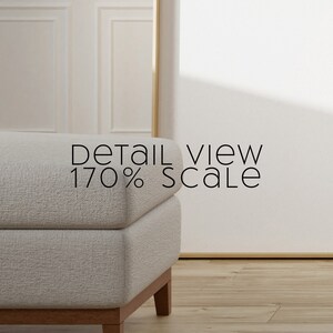 Pu&ograve; includere: Vista ravvicinata di un pouf in tessuto grigio chiaro con base in legno. Il testo "Detail View 170% Scale" &egrave; visibile sul pouf.
