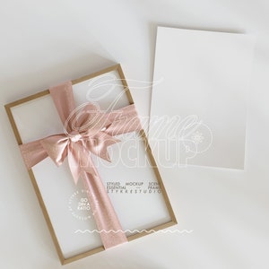 Rahmen Mockup Karte mit rosa Schleife festliches Geschenk verpackt vertikal Hochzeit Rahmen Mockup Baby Shower Minimalist Weihnachtsmockup digitaler Rahmen