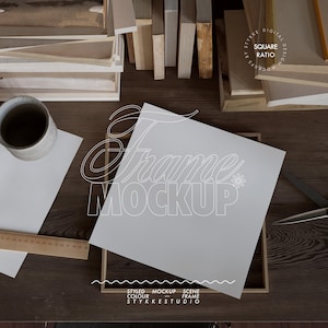 Maqueta de papel de bellas artes, marco de póster cuadrado, mesa de artista, maqueta de impresión artística, maqueta de marco para impresiones digitales, maqueta de póster para amantes de los libros en primer plano
