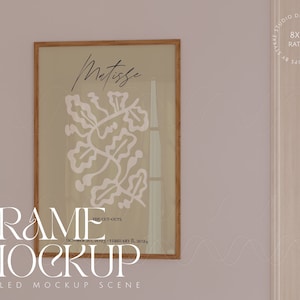 Puede incluir: Una impresi&oacute;n art&iacute;stica enmarcada con un fondo beige, un dise&ntilde;o floral blanco y la palabra "Matisse" en escritura negra. El marco es de madera marr&oacute;n claro. El texto "FRAME MOCKUP" est&aacute; en la parte inferior de la imagen.