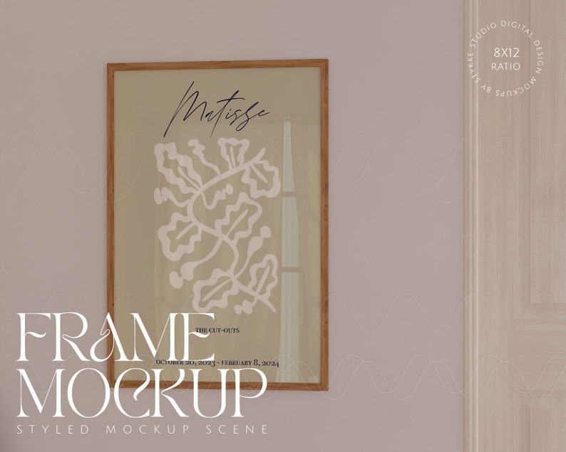 Puede incluir: Una impresi&oacute;n art&iacute;stica enmarcada con un fondo beige, un dise&ntilde;o floral blanco y la palabra "Matisse" en escritura negra. El marco es de madera marr&oacute;n claro. El texto "FRAME MOCKUP" est&aacute; en la parte inferior de la imagen.