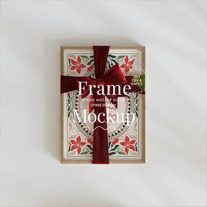 mockup di cornice regalo avvolta in un fiocco di nastro, mockup di cornice per stampa di poster DIN A per arte verticale, mockup classico di Natale romantico per San Valentino