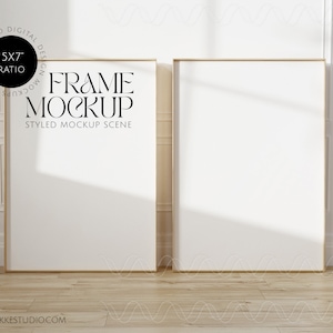 Puede incluir: Dos marcos de fotos dorados están de pie sobre un suelo de madera clara. Los marcos están vacíos y listos para su obra de arte. Los marcos están en una habitación con paredes blancas y una ventana que deja entrar la luz natural.