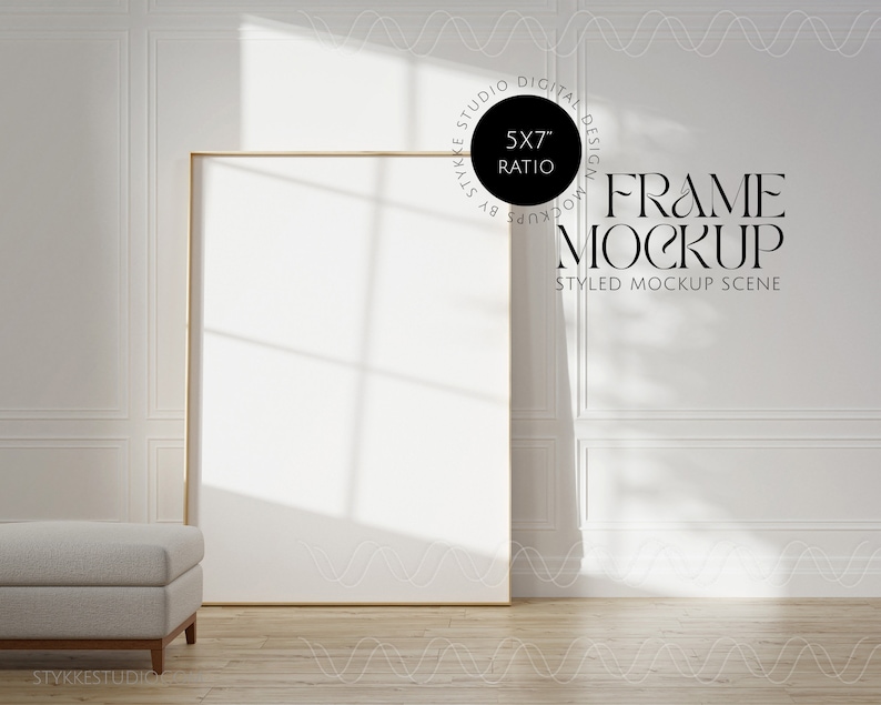 Pu&ograve; includere: Un mockup di cornice dorata in una stanza bianca con un divano grigio chiaro. La cornice misura 12,7 x 17,8 cm e il testo "FRAME MOCKUP" &egrave; visibile nell'immagine.