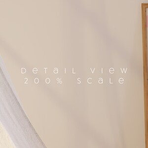Puede incluir: Vista detallada de cerca de una obra de arte enmarcada con un dise&ntilde;o abstracto rosa y blanco. El texto "DETAIL VIEW 200% SCALE" es visible en la imagen. El marco es de madera natural.