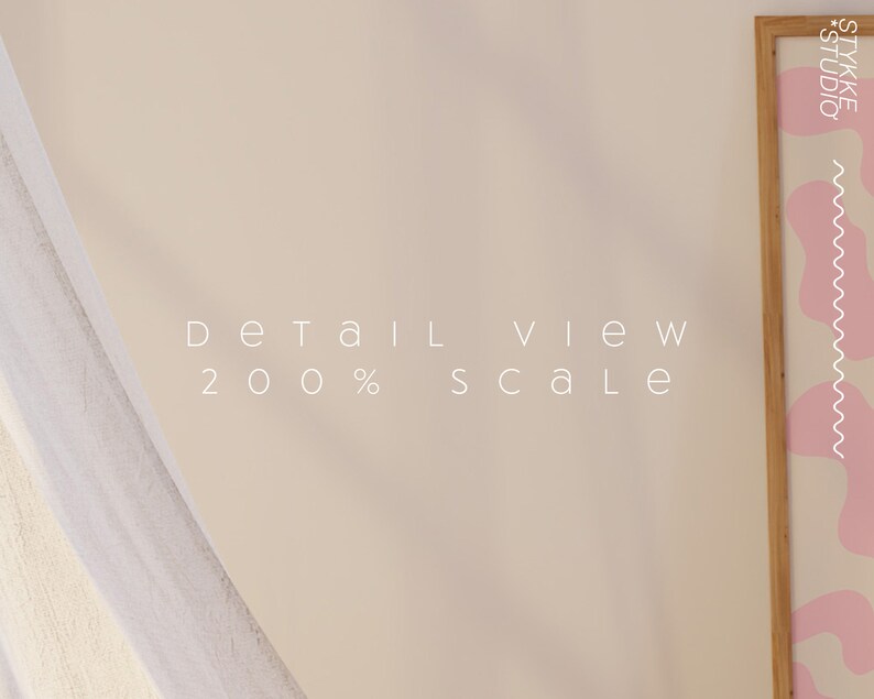 Puede incluir: Vista detallada de cerca de una obra de arte enmarcada con un dise&ntilde;o abstracto rosa y blanco. El texto "DETAIL VIEW 200% SCALE" es visible en la imagen. El marco es de madera natural.