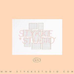 Może przedstawiać: Logo Stykke Studio z tekstem "Stykke Studio" w r&oacute;żowych literach i wzorem siatki w tle. Tekst "NEW" znajduje się w k&oacute;łku pod logo.