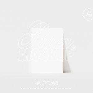 papieren kaartmodel, eenvoudig postermodel, DIN A minimalistisch verticaal model voor posterkunstwerk, witte achtergrond mock-upuitnodiging