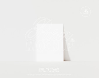 Papier Karte Mockup, Poster Mockup einfach, DIN Ein minimalistisches vertikales Mockup für Poster Druck Kunstwerk, weißer Hintergrund Mock-Up Einladung