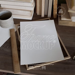 Maqueta de póster DIN A sobre mesa de madera, maqueta de impresión artística, maqueta de marco de primer plano, vista detallada de impresiones digitales, maqueta de primer plano de amante de los libros