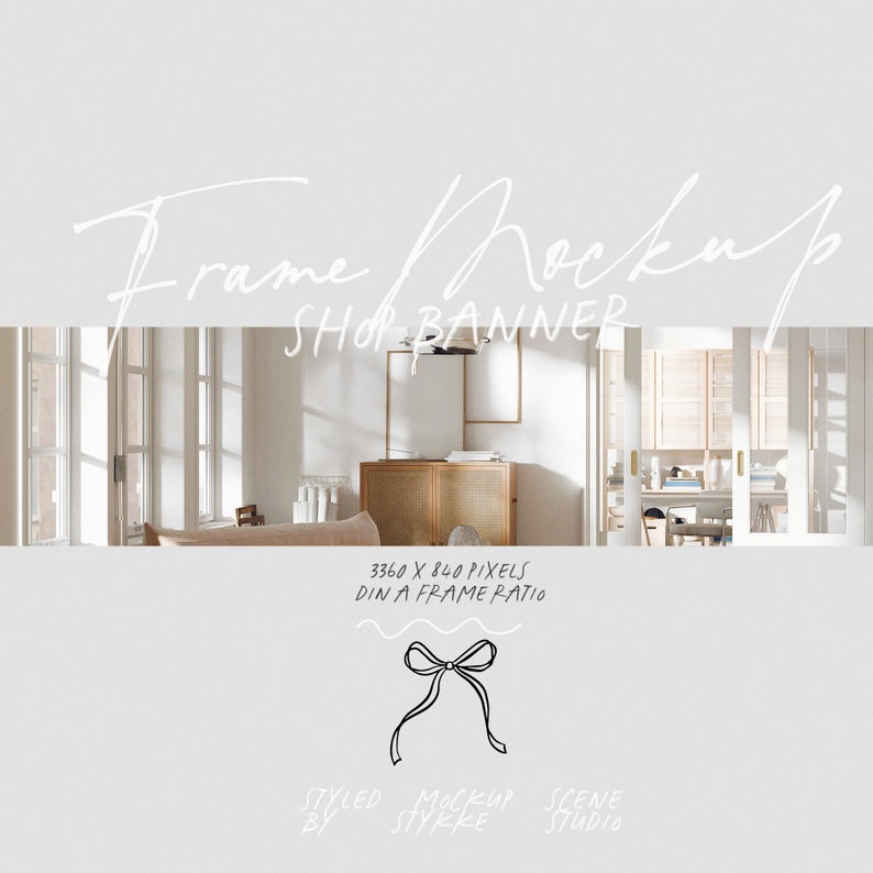 Puede incluir: Maqueta de banner de tienda con el texto "Frame Mockup SHOP BANNER" en un interior luminoso y espacioso. La imagen incluye un mueble de madera, obras de arte enmarcadas y un lazo gr&aacute;fico. Las dimensiones del banner son 3360 x 840 p&iacute;xeles.