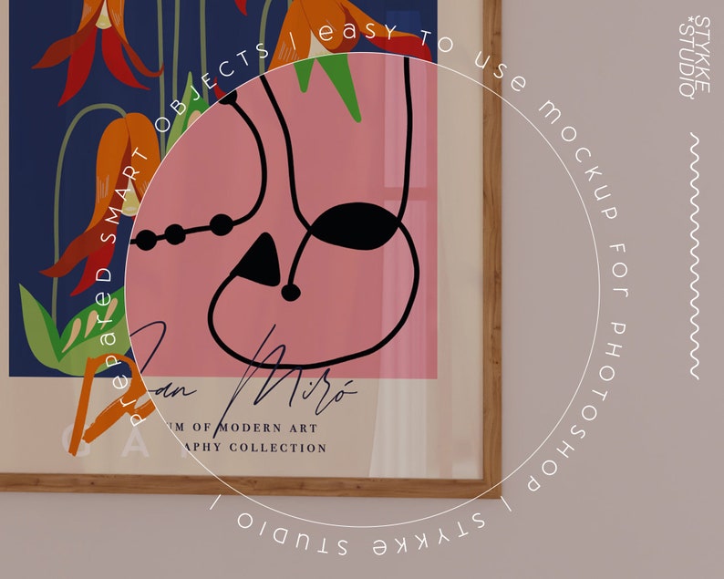 Puede incluir: Un cuadro enmarcado con un dise&ntilde;o abstracto colorido de Joan Mir&oacute;. La obra de arte incluye un fondo rosa con formas y l&iacute;neas negras, y elementos florales naranjas y verdes. El marco es de madera.