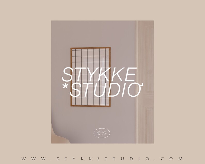 Puede incluir: Una pieza de arte enmarcada con una cuadr&iacute;cula y un marco de madera cuelga de una pared gris claro. El texto "STYKKE STUDIO" se muestra en blanco, junto con la palabra "NEW" en un c&iacute;rculo. La direcci&oacute;n del sitio web est&aacute; en la parte inferior.