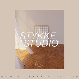 Puede incluir: Una cortina blanca cae sobre un suelo de madera con un patr&oacute;n de espiga. Un marco con un patr&oacute;n de cuadr&iacute;cula cuelga de la pared. El texto "STYKKE STUDIO" est&aacute; escrito en blanco en la pared. El texto "NEW" est&aacute; escrito en un c&iacute;rculo en el suelo.